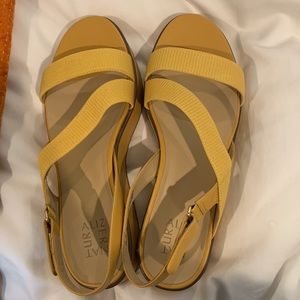 🌼NATURALIZER Sandal Size 9